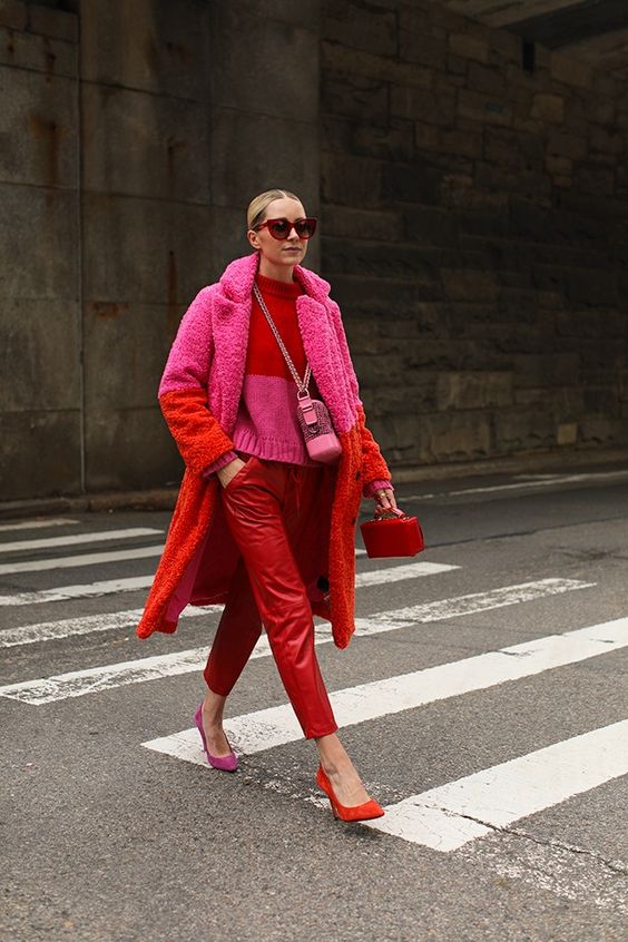 Persona vestita di rosso e di rosa mentre passeggia