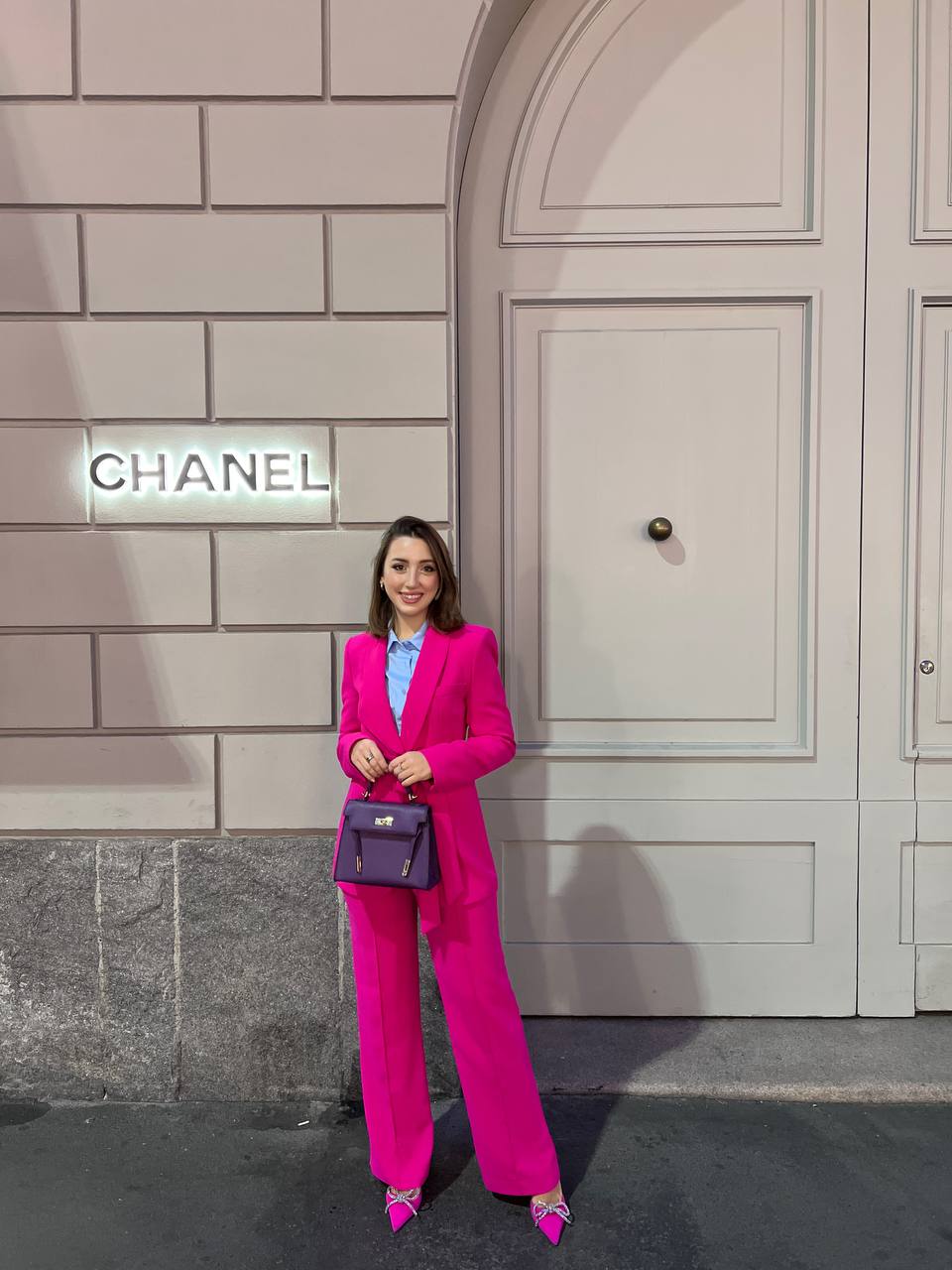 Arianna Fulciniti vestita in un look total rosa mentre passeggia a Milano