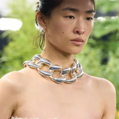 modella che indossa una collana argento durante la sfilata di Jil Sander a Milano